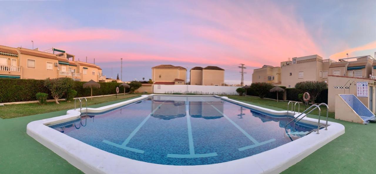 Holiday House Torrevieja Bagian luar foto
